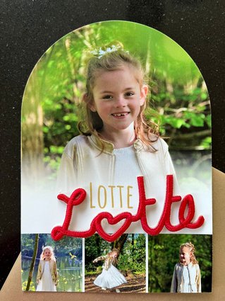 Kaartje lentefeest met naambadge 