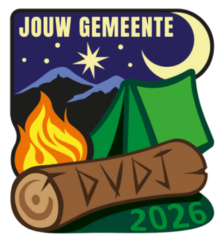 Badge ontwerp voor DVDJ 2026 met tent, boomstam en kampvuur bij heldere sterrenhemel