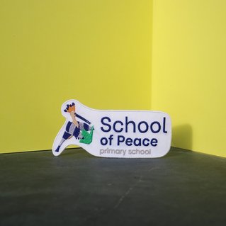 Badge voor school, afgewerkt met pin